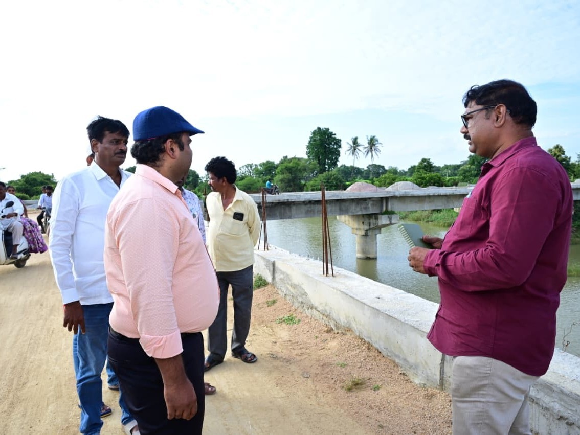 ‘వంతెన నిర్మాణ పనుల్లో వేగం పెంచాలి’