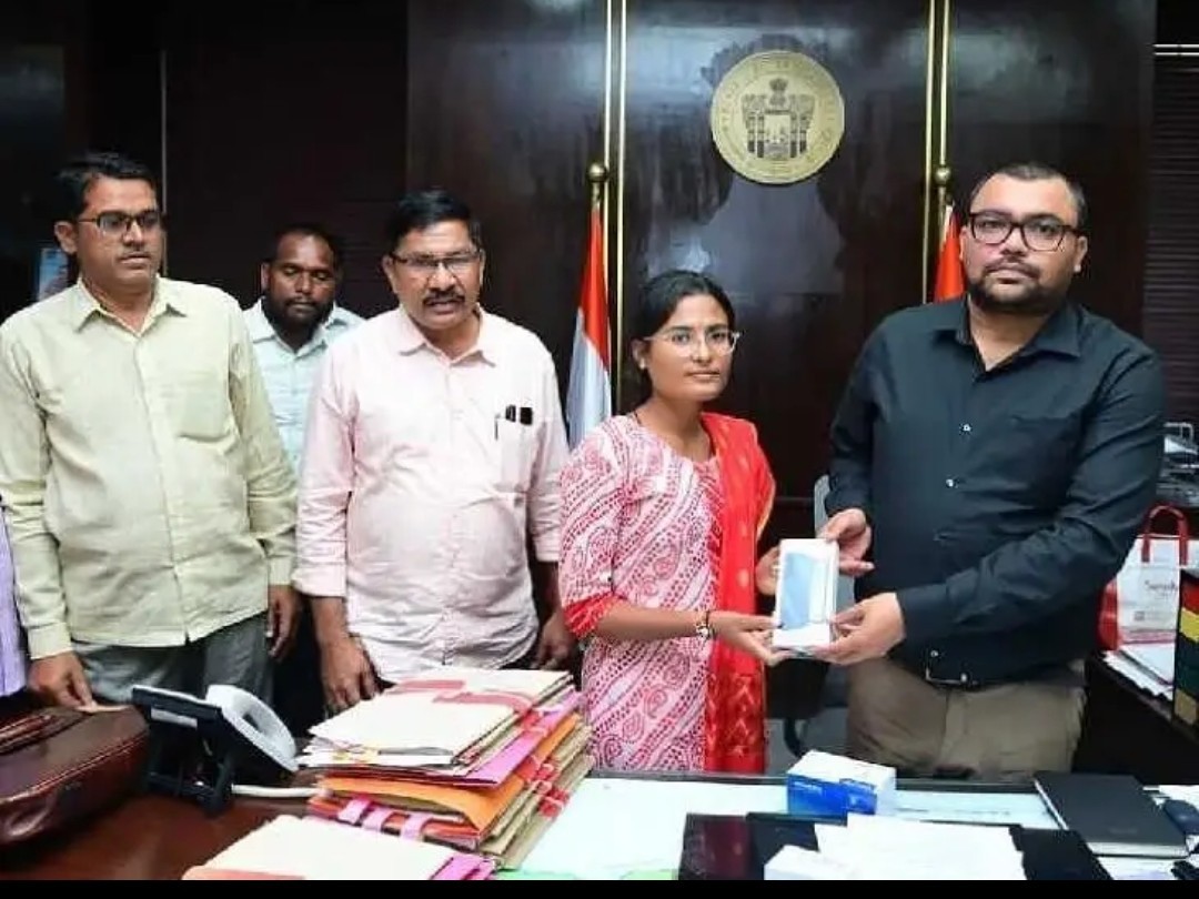 చేయూత పింఛన్ల పంపిణీ పారదర్శకంగా నిర్వహించాలి: కలెక్టర్