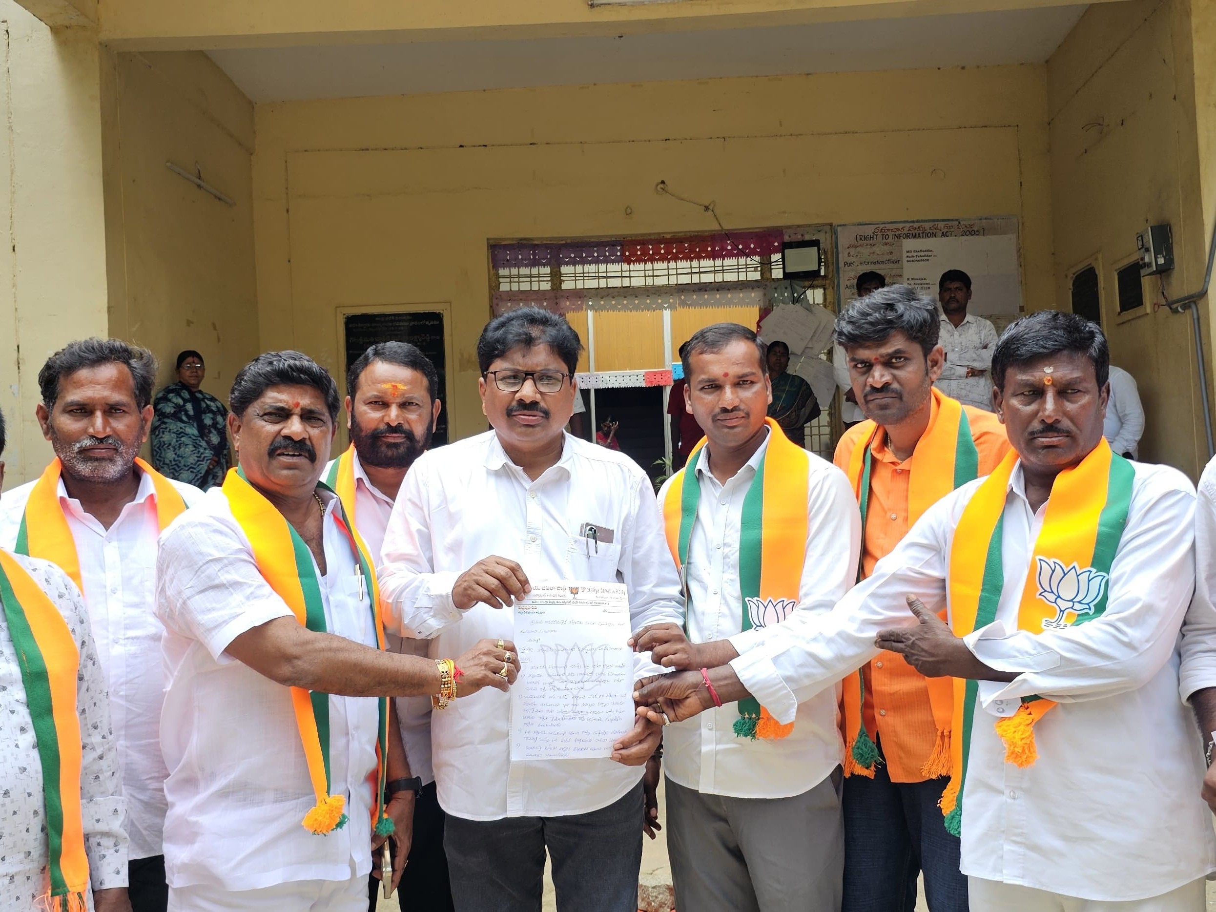 ‘చెరువు కట్టపై బీటి రోడ్డు వేయాలి’