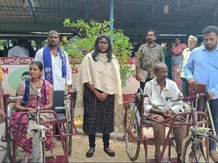 విభిన్న ప్రతిభావంతులకు మూడు చక్రాల సైకిళ్ల పంపిణీ