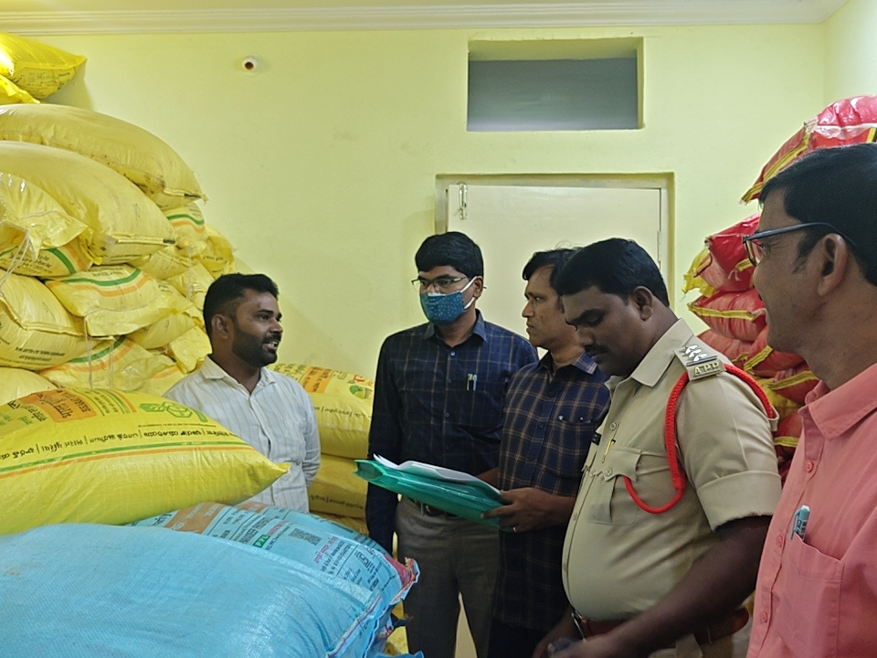 పులివెందులలో ఎరువులు సీజ్