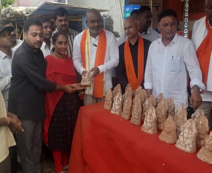 ‘ఉచిత మట్టి వినాయక విగ్రహాల పంపిణీ’