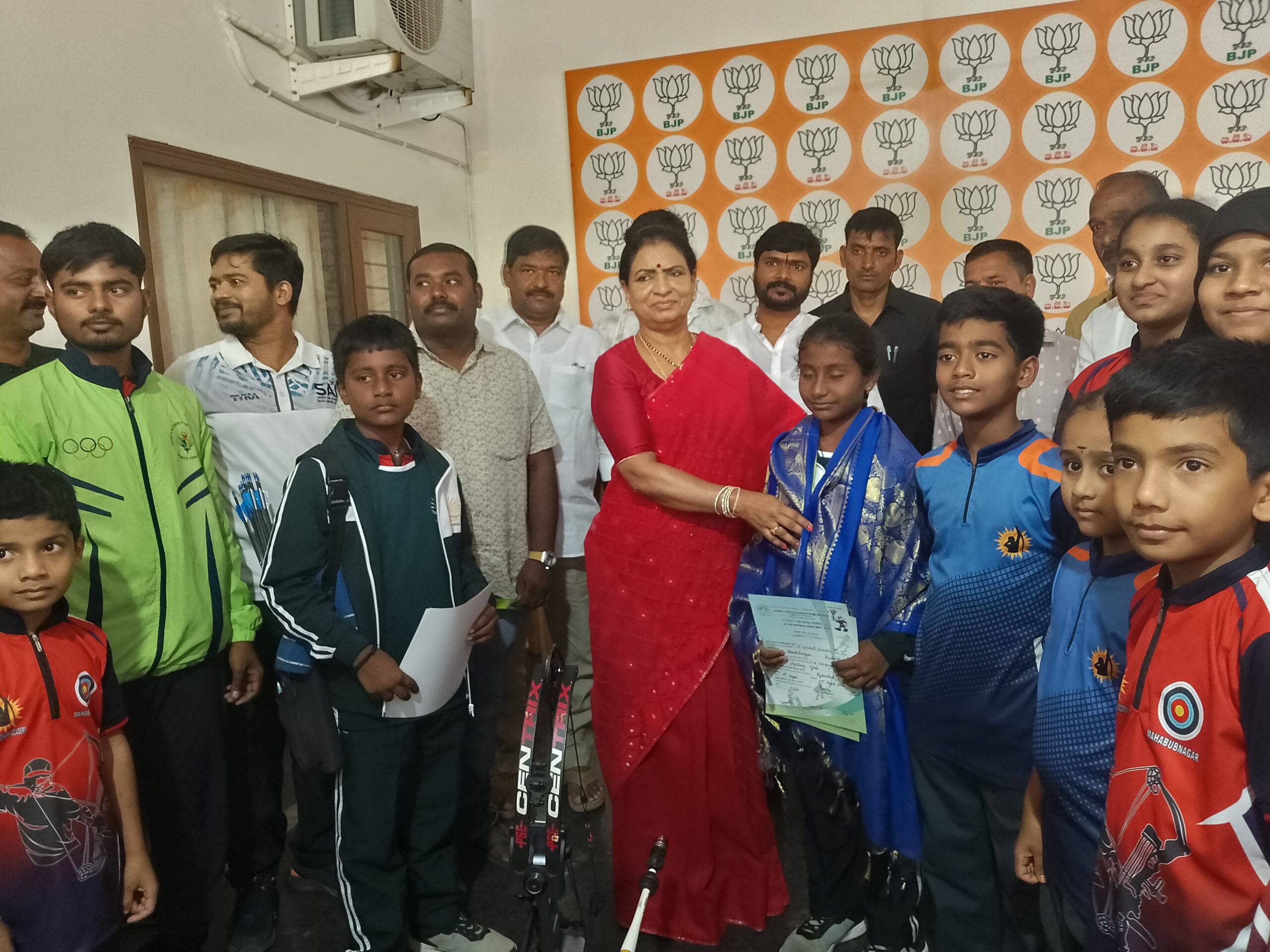 క్రీడాకారులను అభినందించిన ఎంపీ