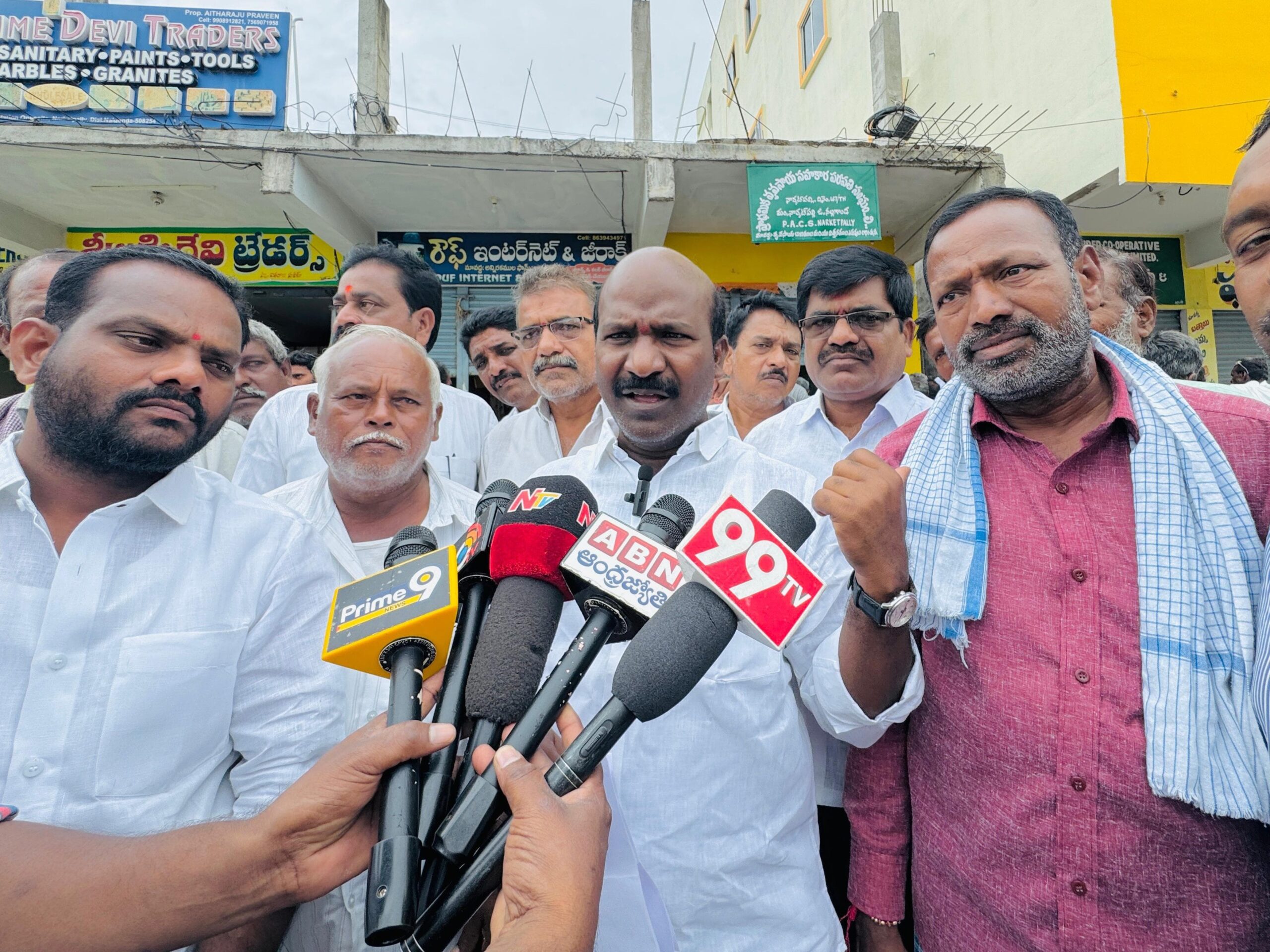 ‘యూరియా కోసం రైతుల కష్టాలు.. నిద్రమత్తులో ప్రభుత్వం’