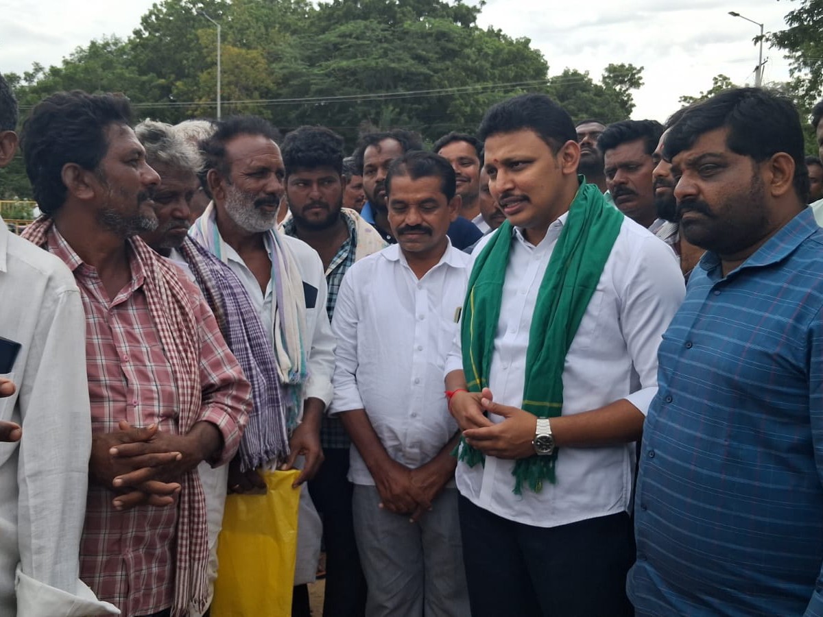 యూరియా అందించడంలో ప్రభుత్వం విఫలం: మాజీ ఎమ్మెల్యే