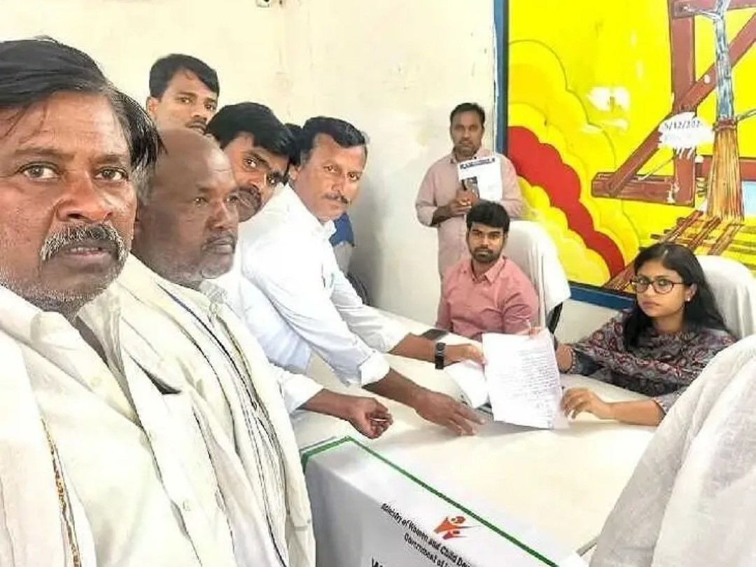 రైతులకు పట్టాపాస్ పుస్తకాలు ఇవ్వాలని కలెక్టర్‌కు వినతి