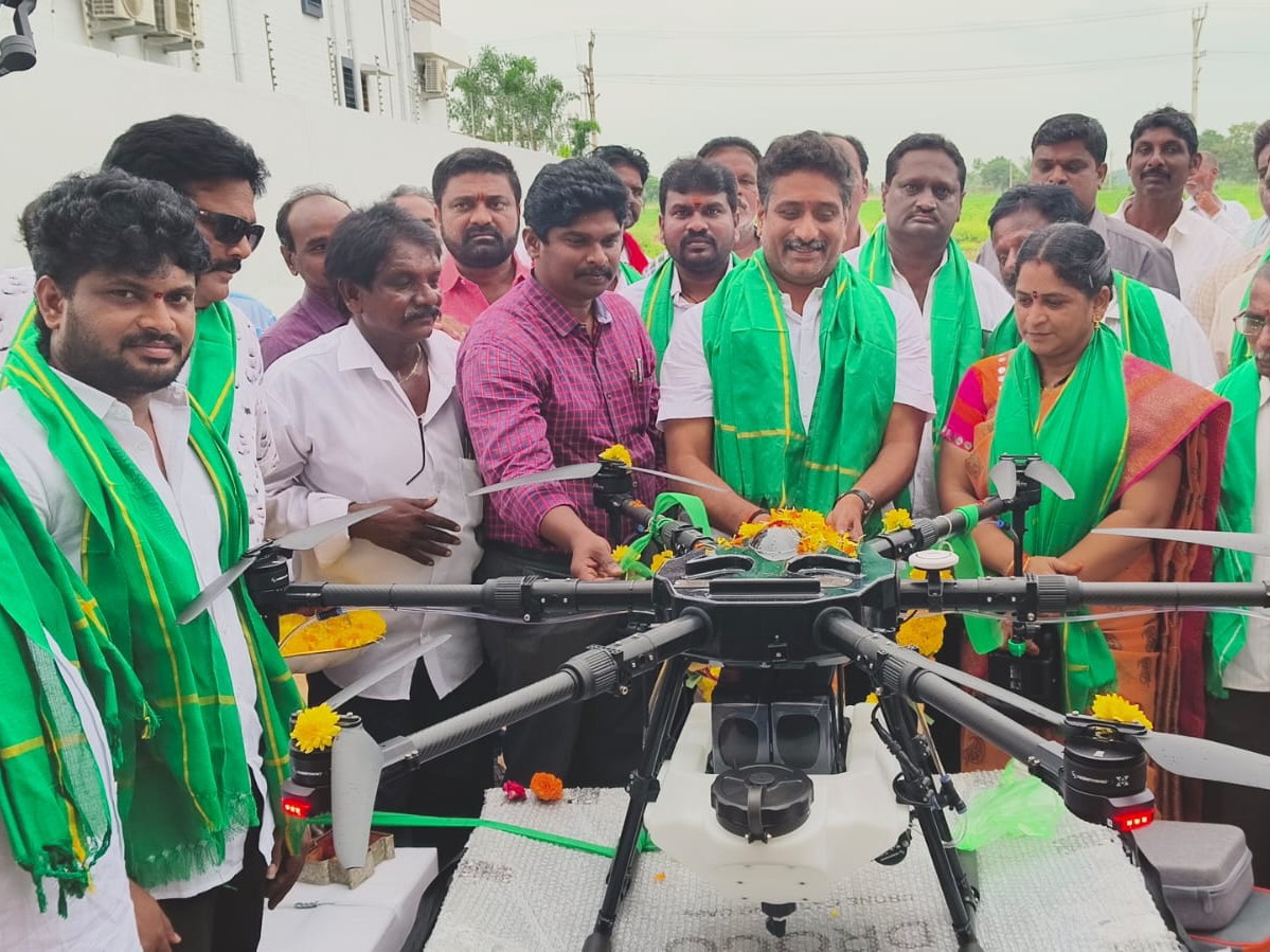 కిసాన్ డ్రోన్‌లు రైతులకు పంపిణీ చేసిన ఎమ్మెల్యే