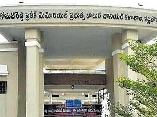 కాలేజీల్లో విద్యార్థుల అర్ధాకలి