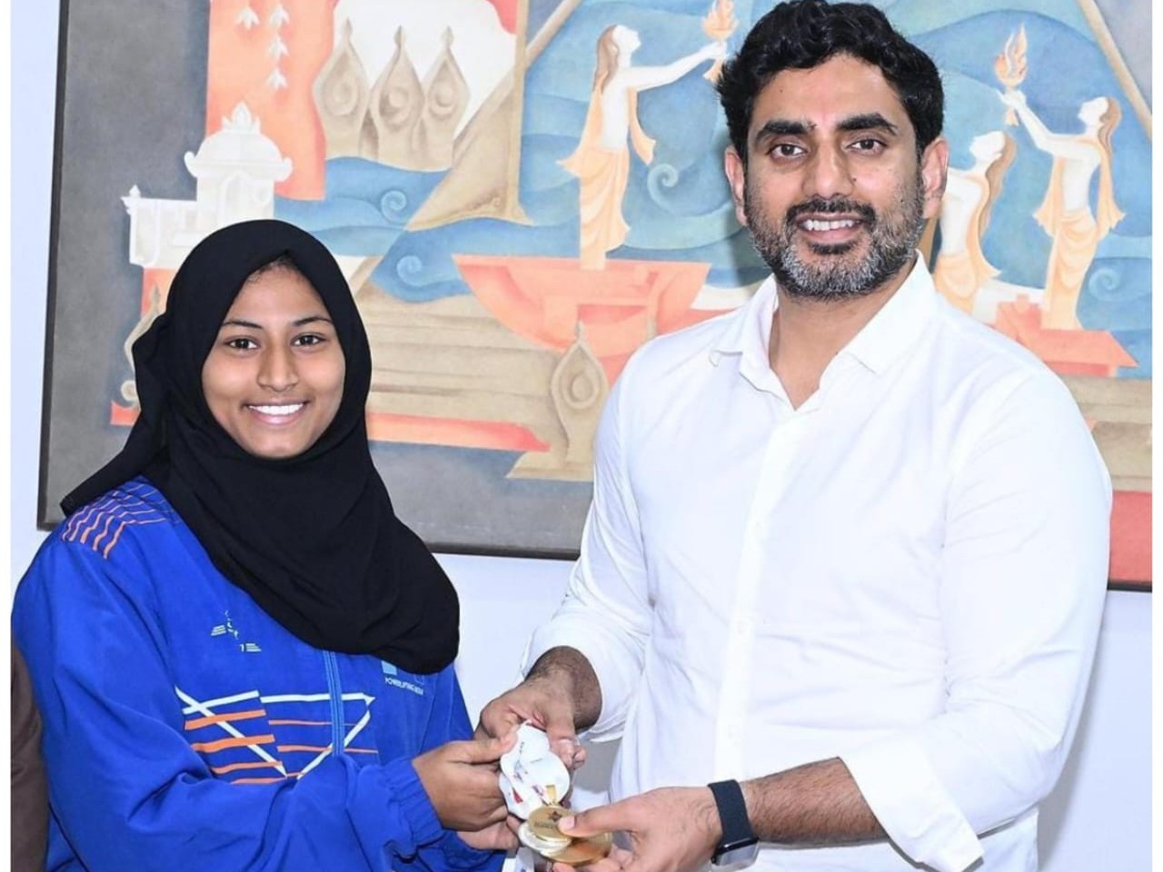 పవర్ లిఫ్టర్‌కు అభినందనలు తెలిపిన మంత్రి