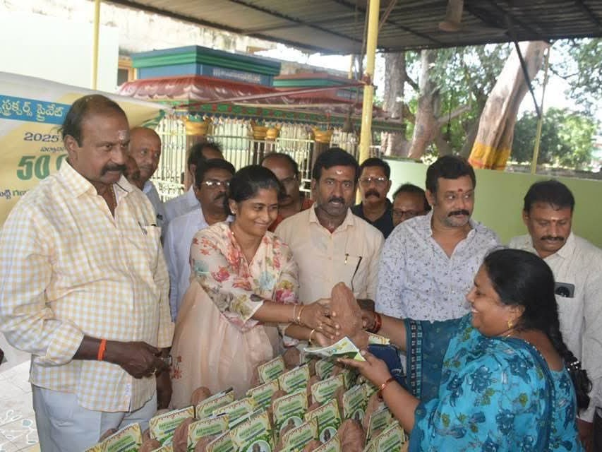 టీడీపీ నాయకులు చేతులు మీదుగా మట్టి విగ్రహాలు పంపిణీ