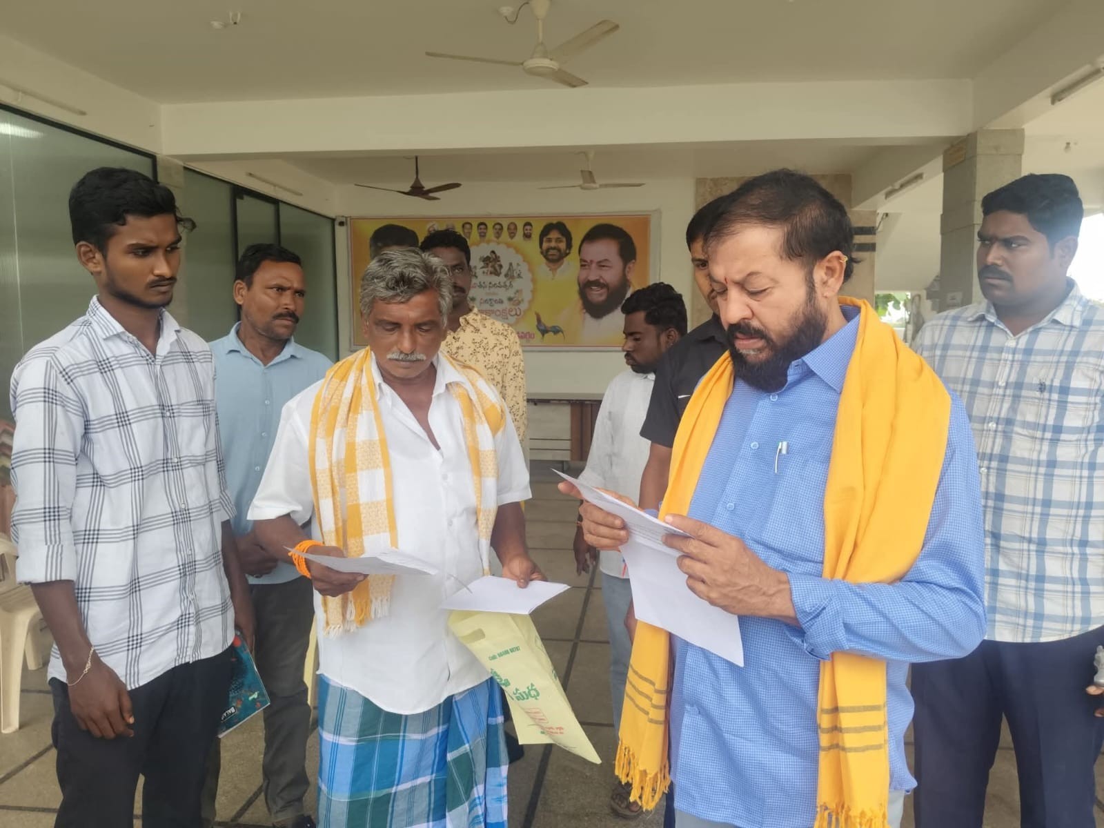 ప్రజల నుంచి వినతలు స్వీకరించిన ఎమ్మెల్యే