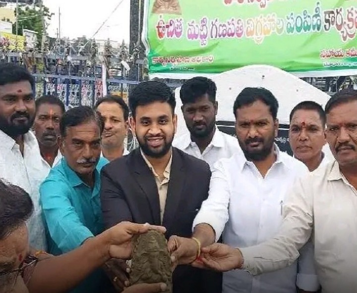 మట్టి గణపతి విగ్రహాలు పంపిణీ చేసిన సబ్ కలెక్టర్