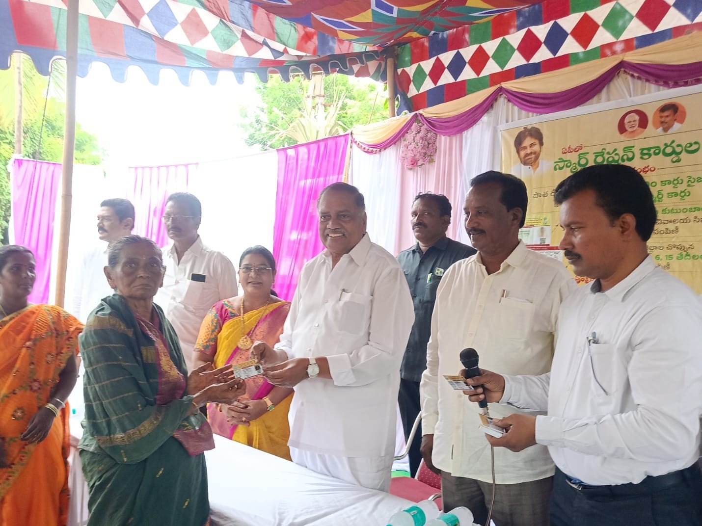 స్మార్ట్ కార్డులు పంపిణీ ప్రారంభించిన ఎమ్మెల్యే