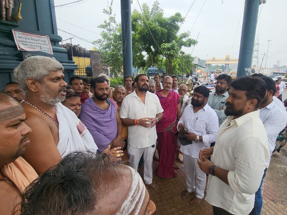 పిఠాపురంలో క్షమాపణలు చెప్పిన మహాసేన రాజేష్