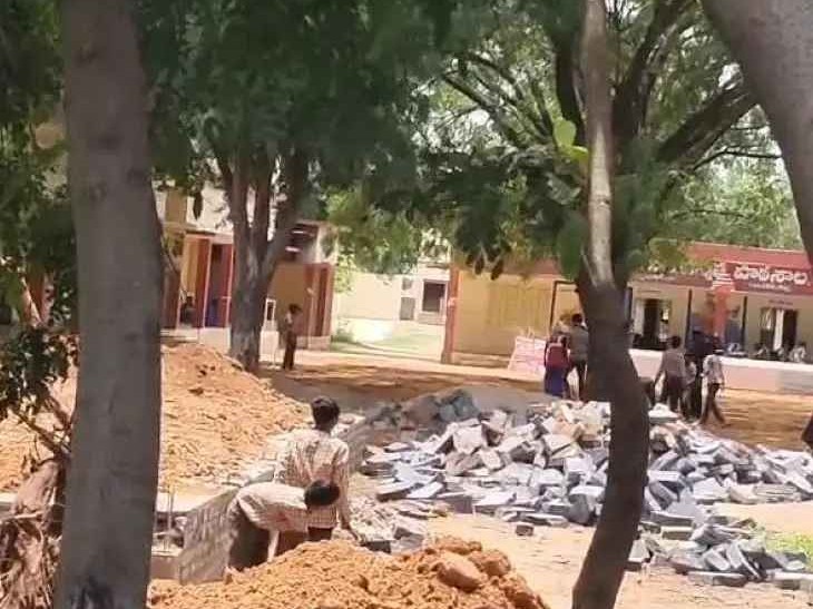 విద్యార్థులతో.. మట్టి పనులు