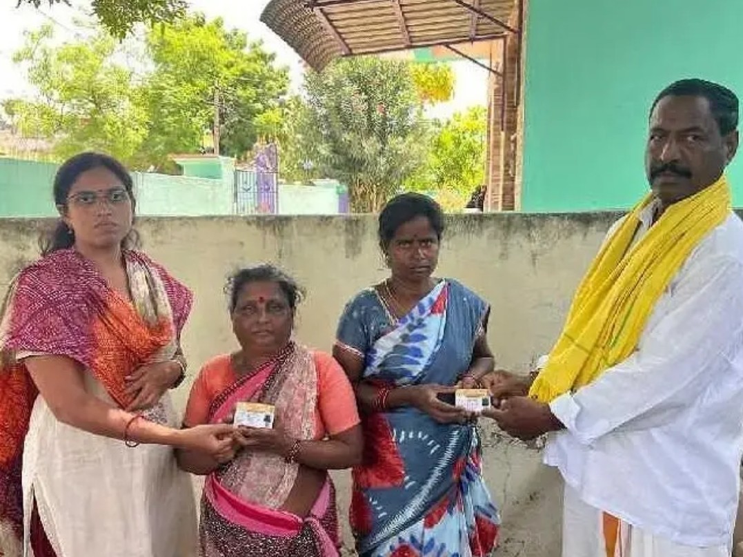 వెంకటగిరిలో స్మార్ట్ రైస్ కార్డు పంపిణీ