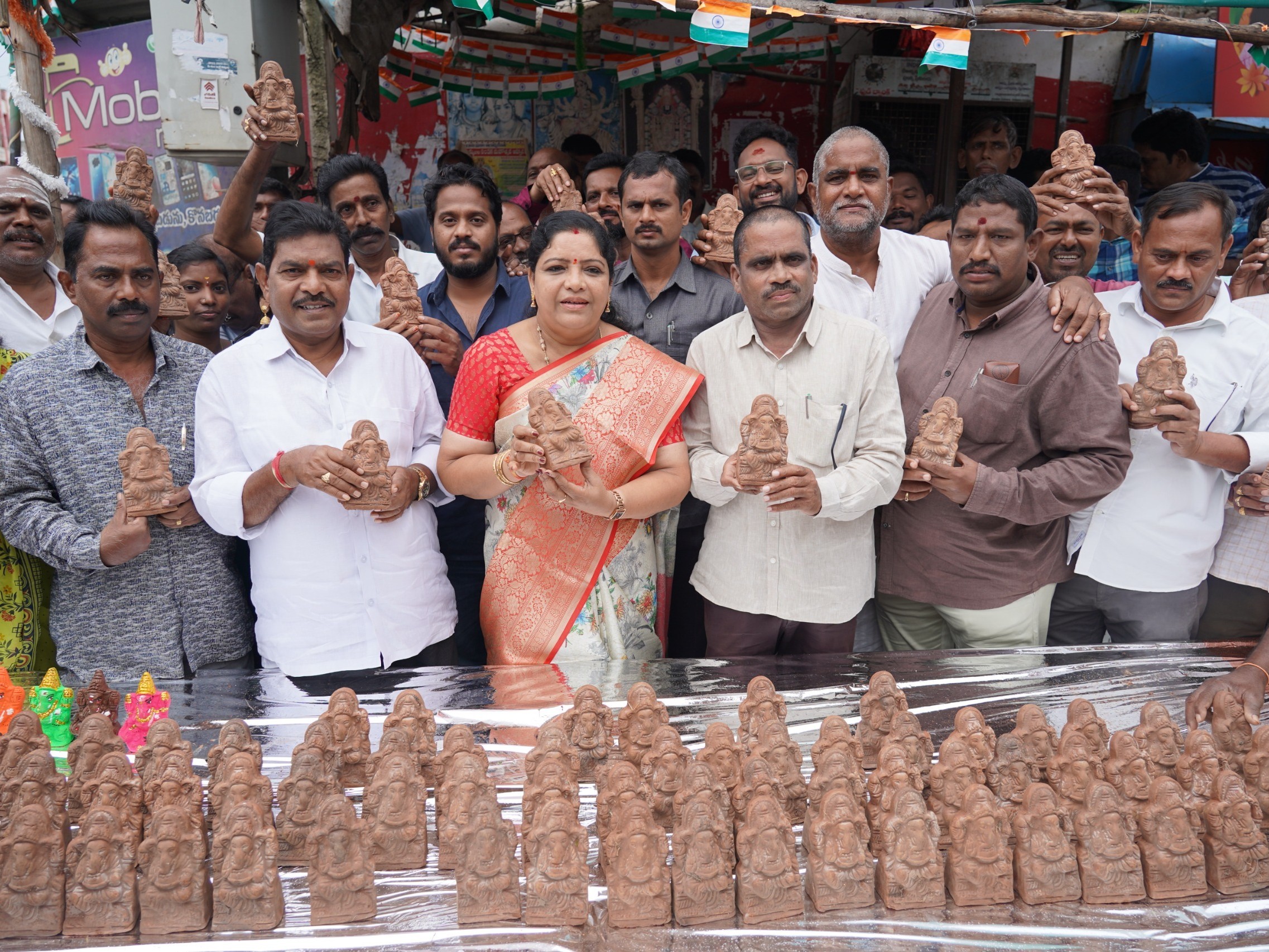 మట్టి వినాయక విగ్రహాలను పంపిణీ చేసిన మంత్రి