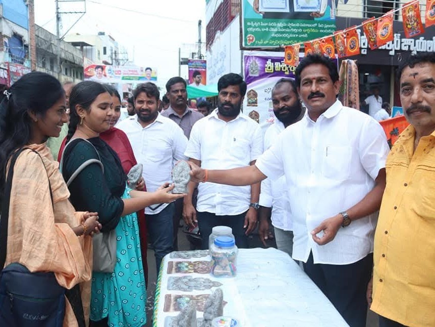 మట్టి వినాయక విగ్రహాలను పంపిణీ చేసిన ఎమ్మెల్యే