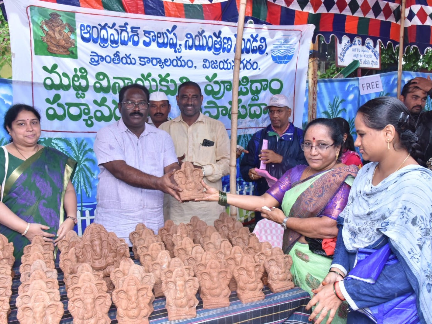 మట్టి గణపతి విగ్రహాలు పంపిణీ చేసిన కలెక్టర్