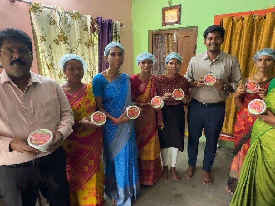 ఆదివాసి మహిళలను అభినందించిన పీవో రాహుల్