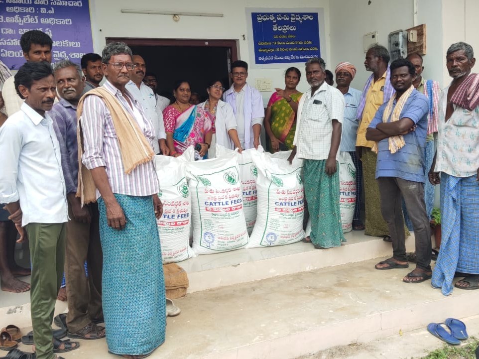 తేలప్రోలులో పశువుల దాణా పంపిణీ