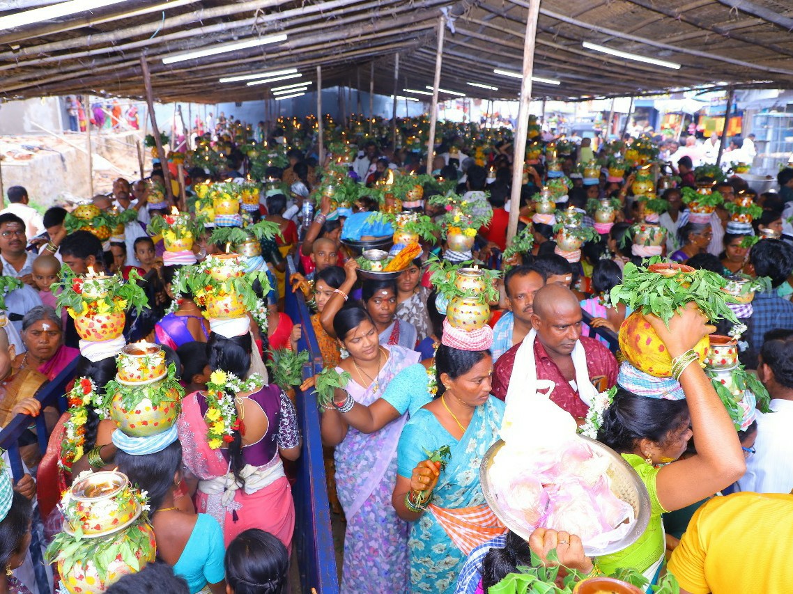 బద్ది పోచమ్మ ఆలయంలో పోటెత్తిన భక్తులు