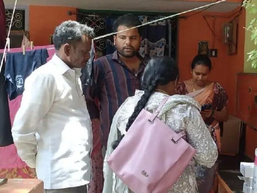 రేణిగుంటలో స్మార్ట్ రేషన్ కార్డుల పంపిణీ