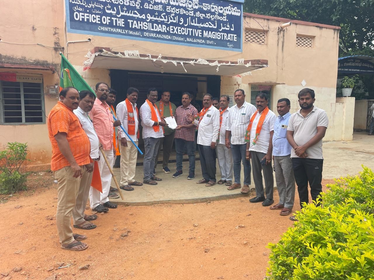 సమస్యలు పరిష్కరించాలని తహసీల్దార్‌కు వినతి పత్రం