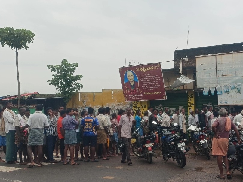 ఎరువుల కోసం రైతుల పాట్లు