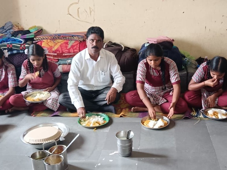 ‘బాలికలకు నాణ్యమైన భోజనాన్ని అందించాలి’
