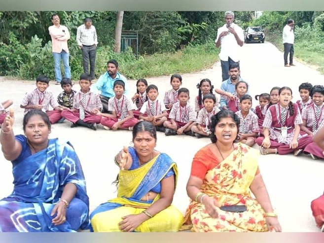 కొత్త స్కూల్ భవనం కోసం విద్యార్థుల రాస్తారోకో
