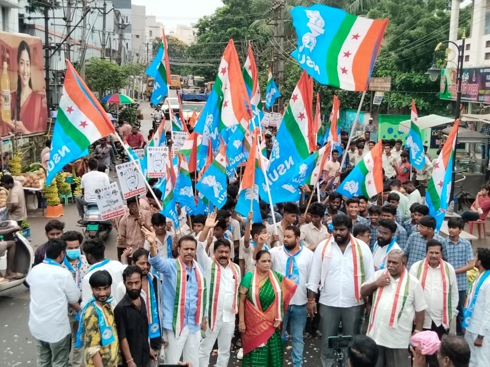 రాహుల్‌ గాంధీ పోరాటానికి ప్రజల మద్ధతు