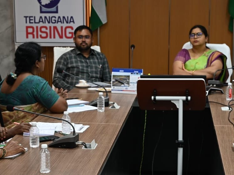 మహిళలు ఆర్థికంగా స్వతంత్రంగా ఉండాలి:  కలెక్టర్