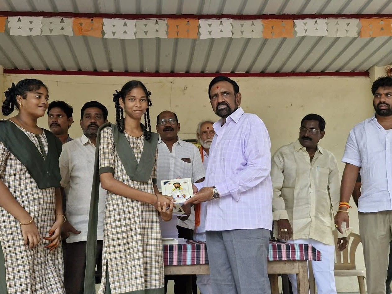 పుస్తకాలు పంపిణీ చేసిన రాజ్యసభ సభ్యుడు