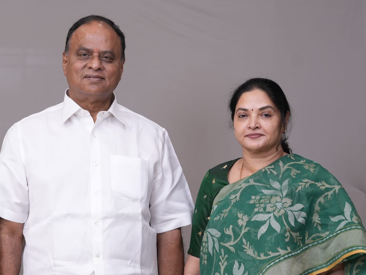 వినాయక చవితి శుభాకాంక్షలు తెలిపిన వేమిరెడ్డి దంపతులు