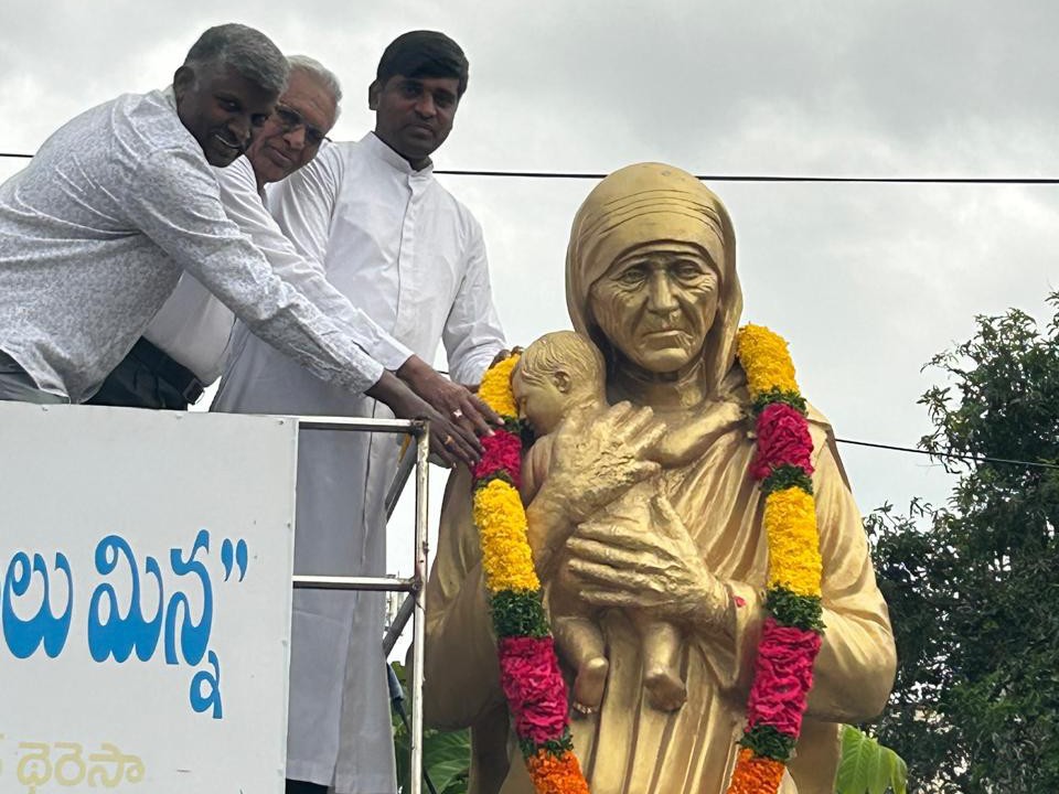 ఘనంగా మదర్ తెరిసా జయంతి వేడుకలు