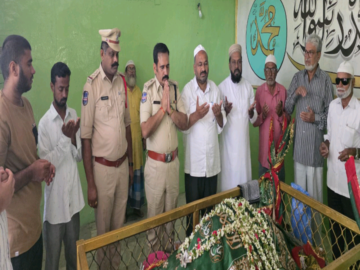 దర్గాను దర్శించి, ప్రత్యేక పూజలు చేసిన DCP