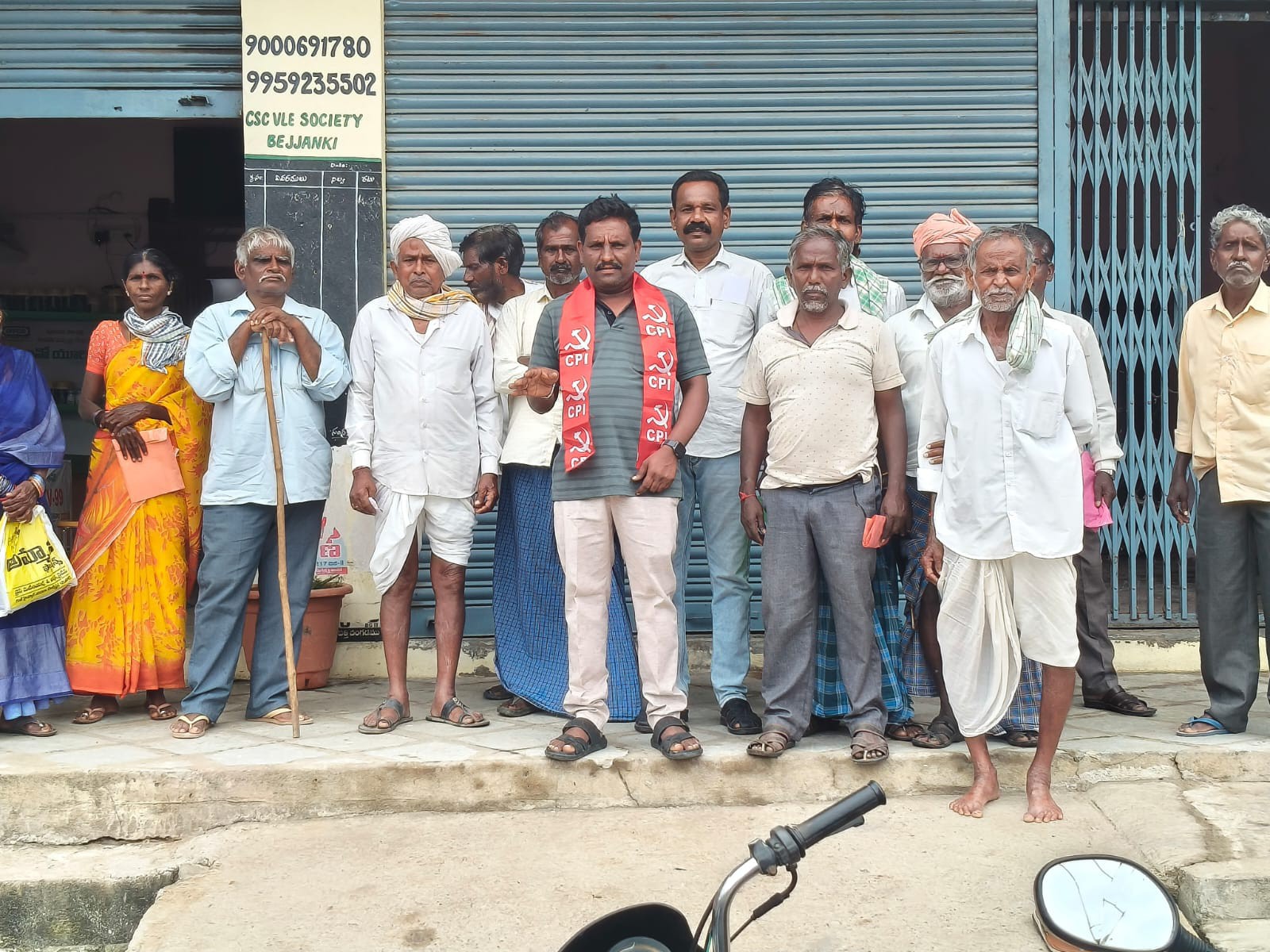 రైతులకు యూరియా అందించడంలో కేంద్రం విఫలం