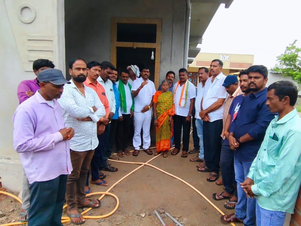 ఇందిరమ్మ ఇళ్లను పరిశీలించిన కాంగ్రెస్ నాయకులు