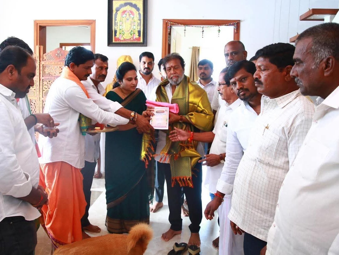 బ్రహ్మోత్సవాలకు మంత్రికి ఆహ్వాన పత్రిక అందజేత
