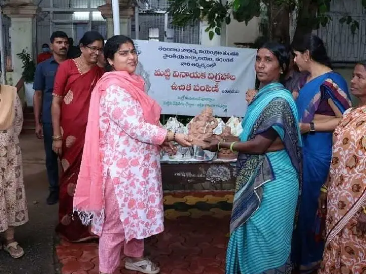 మట్టి గణపతులను పూజించి పర్యావరణాన్ని కాపాడాలి: కలెక్టర్