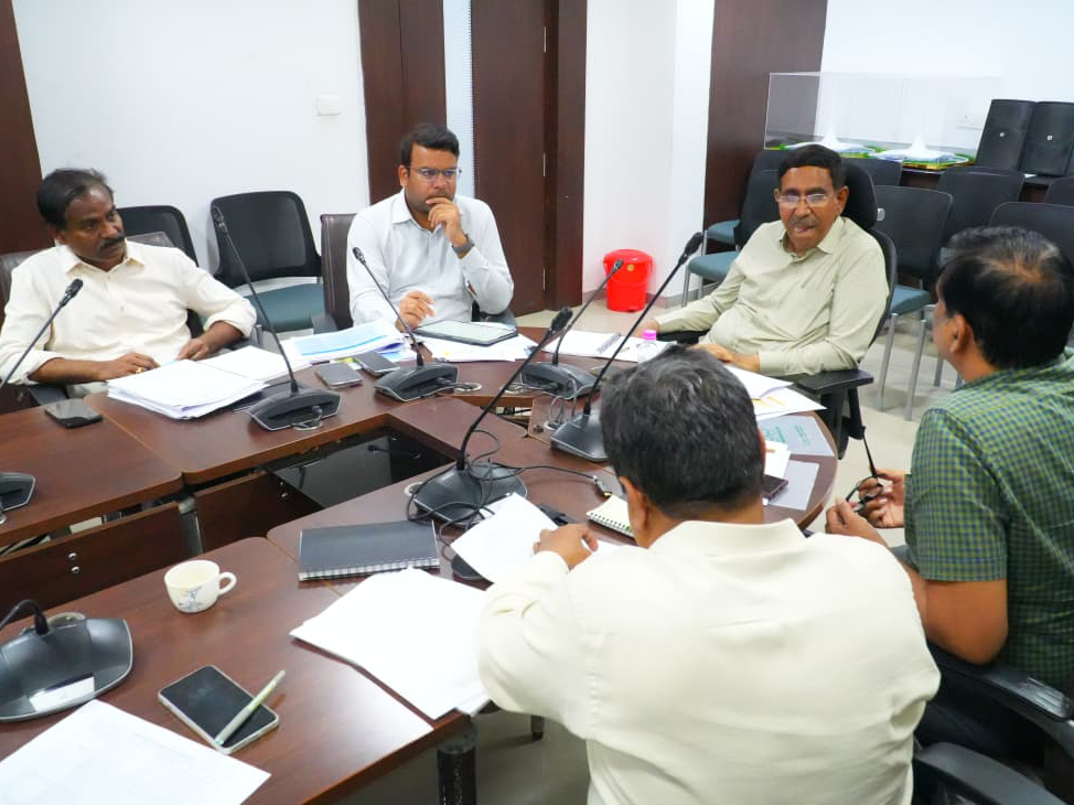 జీవీఎంసీ అభివృద్ధిపై మంత్రి సమీక్ష