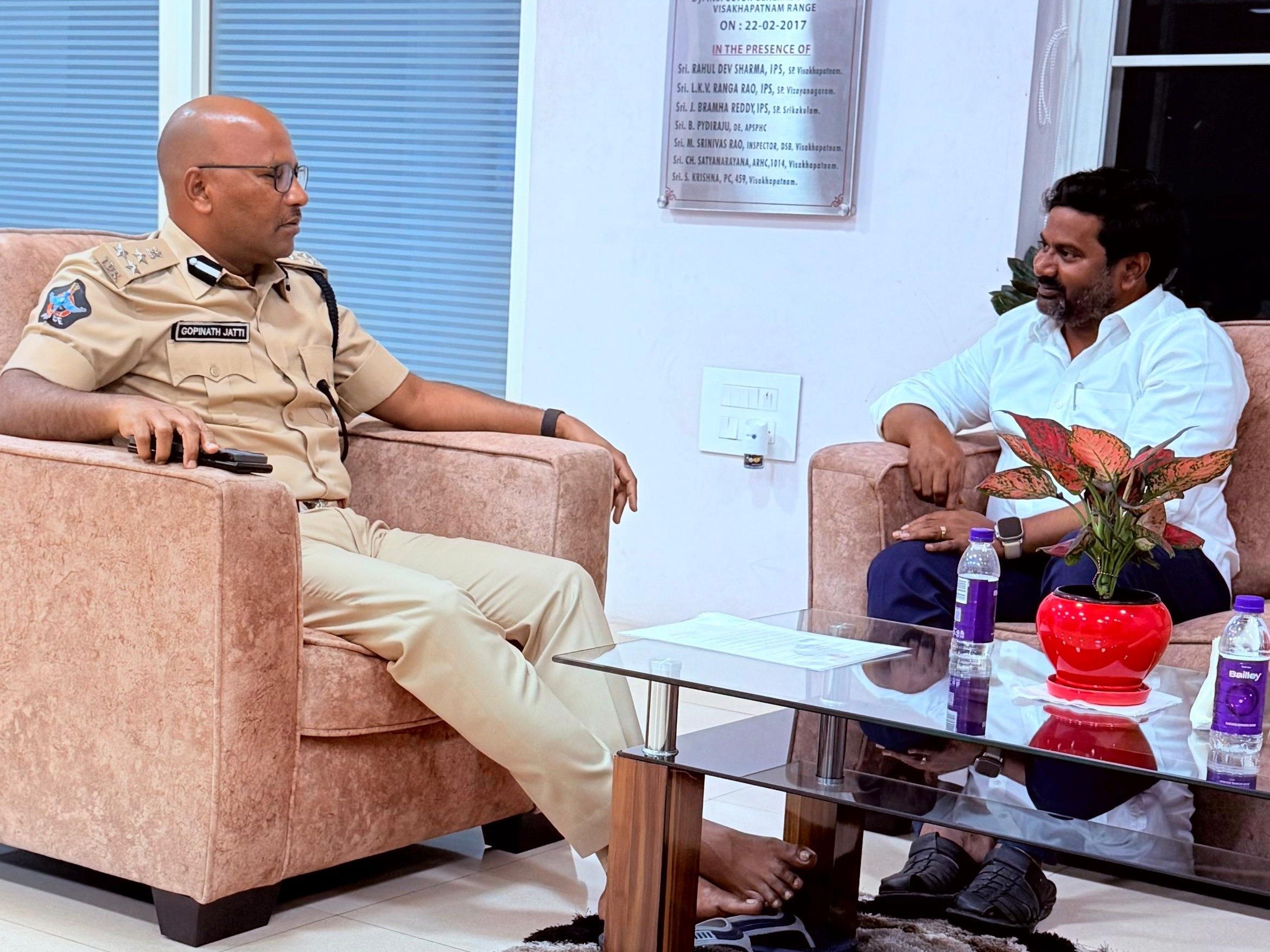 విశాఖ రేంజ్ డీఐజీని కలిసిన ఎమ్మెల్యే