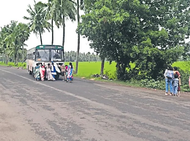 RTC బస్సును తోసుకెళ్లిన మహిళా ప్రయాణికులు