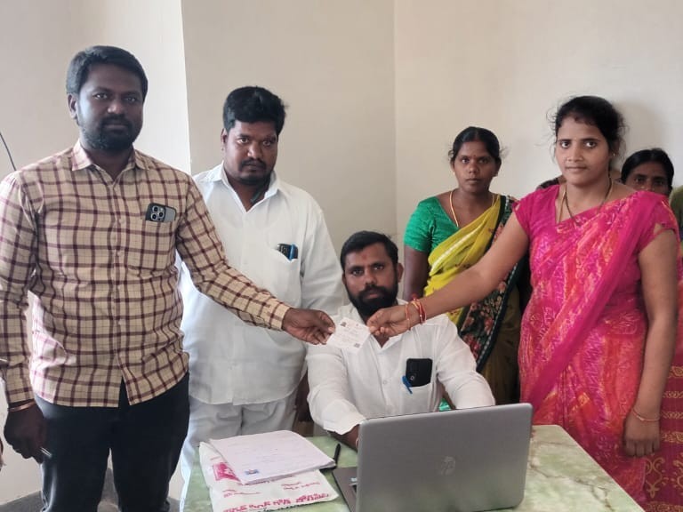 మెదక్‌లో E- SRAM కార్డుల పంపిణీ