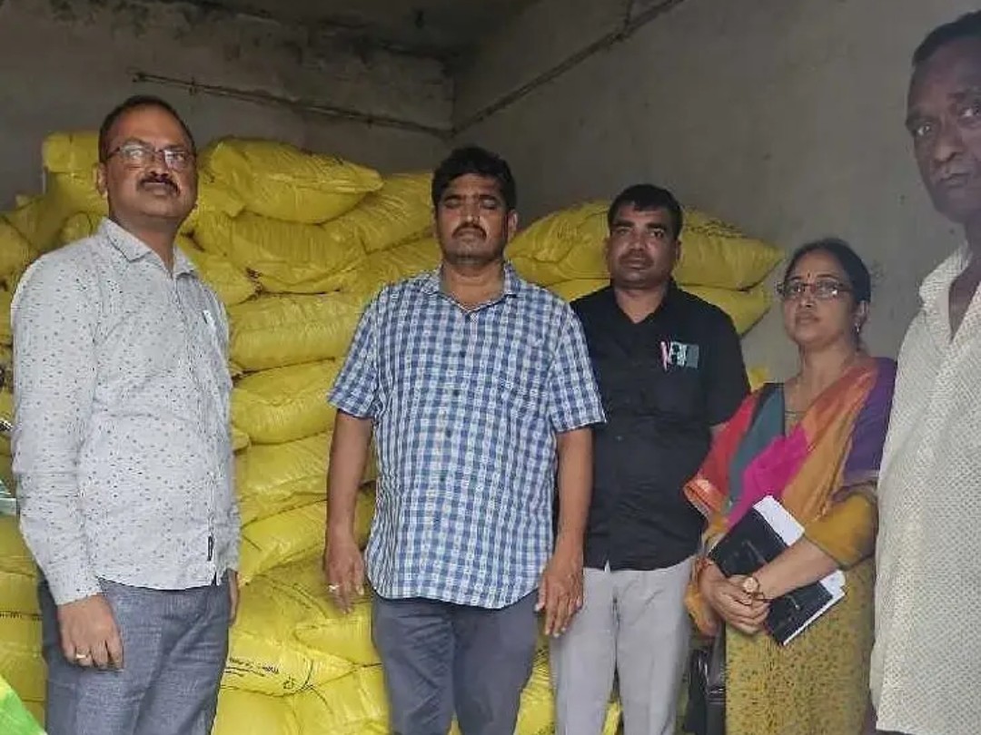 హిరమండలంలో ఎరువుల దుకాణాల్లో తనిఖీలు