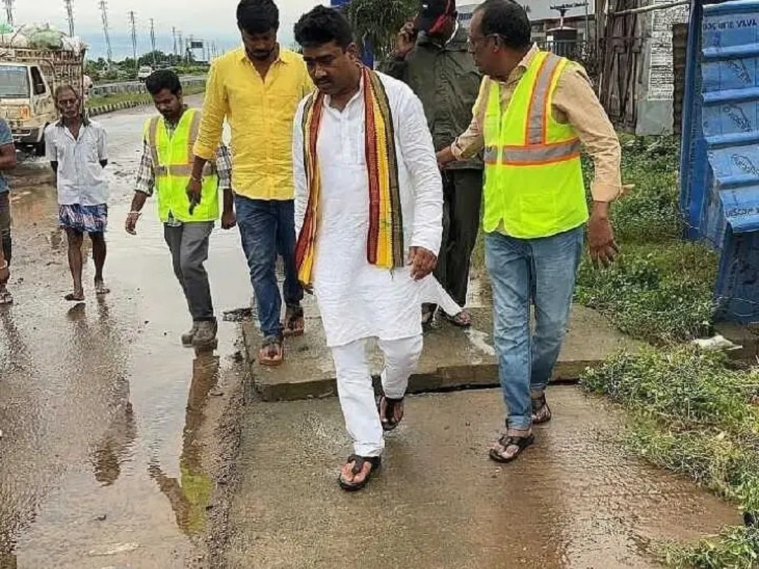 నీట మునిగిన ప్రాంతాలను సందర్శించిన ఎమ్యెల్యే