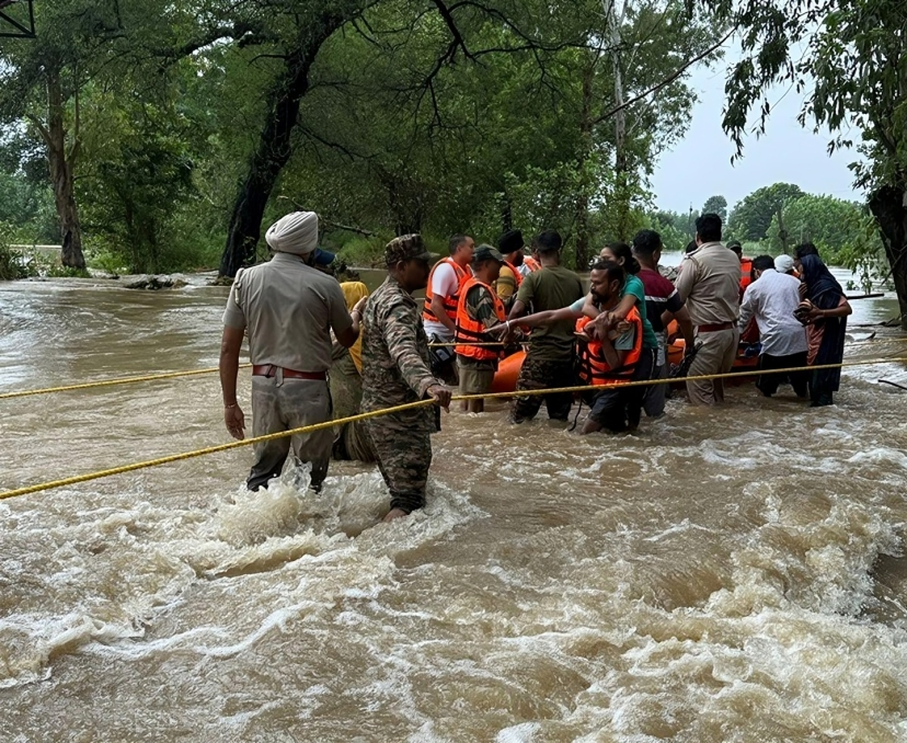 ఆకస్మిక వరదలు.. 9 మంది మృతి