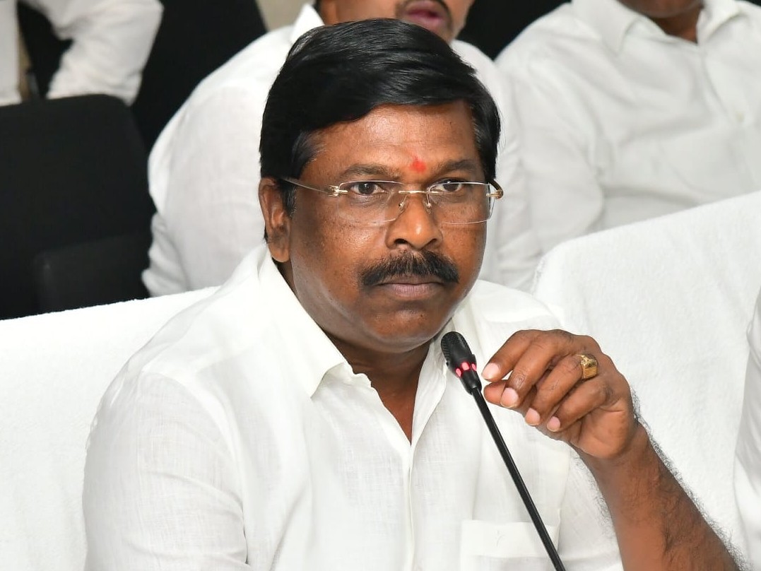 ‘ప్రైవేటు డీలర్లు వద్ద ఉన్న యూరియాను రైతులకు పంచాలి’