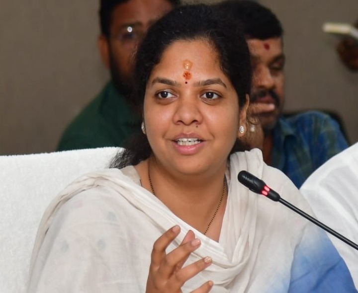యూరియా లోడ్ సమయానికి రావడం లేదు: ఎమ్మెల్యే